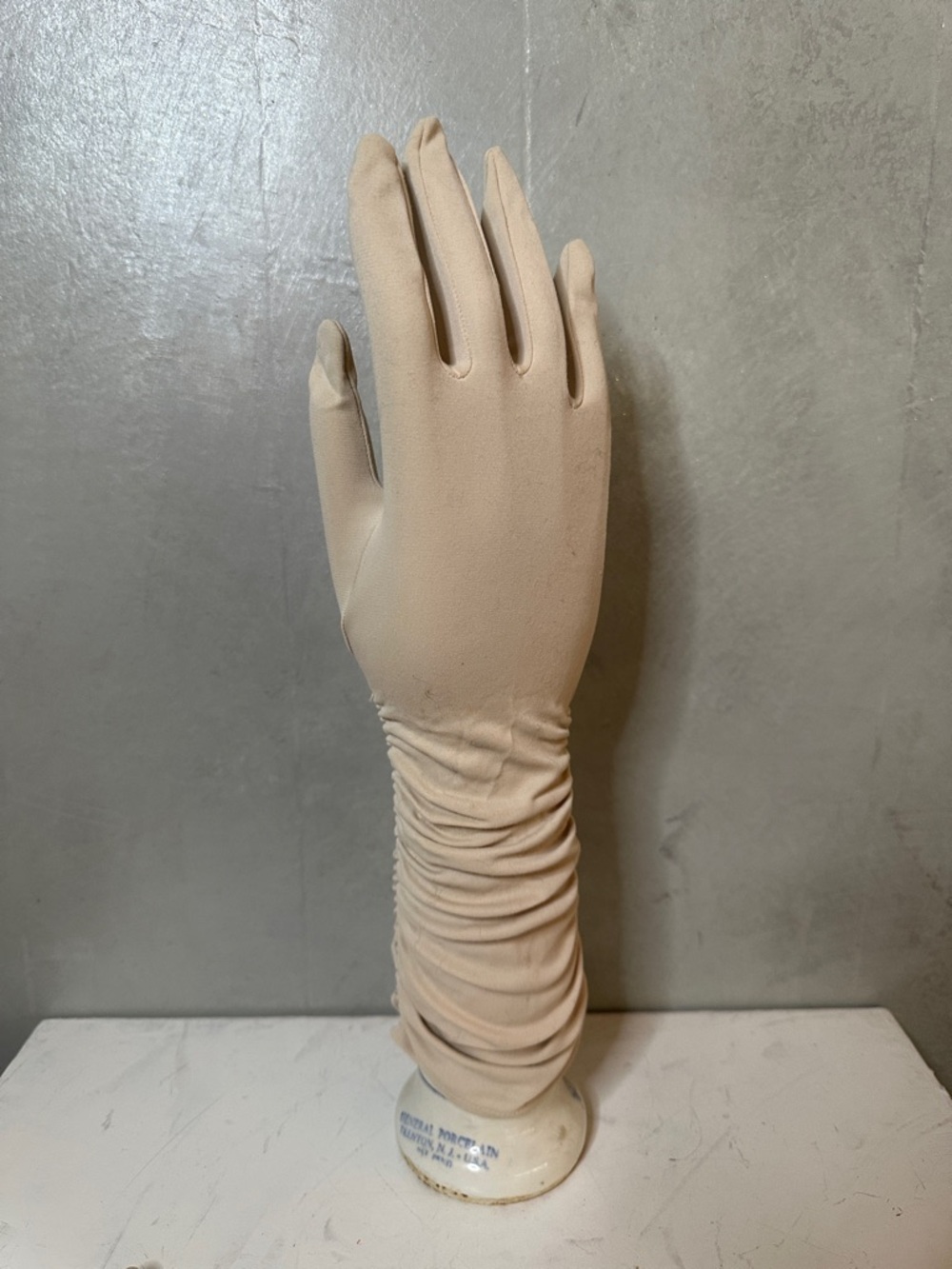 Vintage 60s VAN RAALTE IVORY  Gloves with elastic ruched sides 7